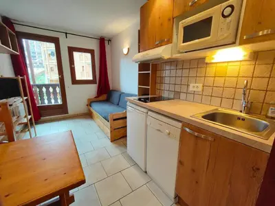 Cuisine ou kitchenette dans l'établissement Studio confortable, proche pistes & commerces, balcon - FR-1-502-574