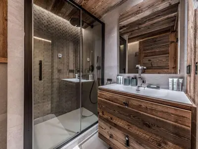 Salle de bains dans l'établissement Duplex Ski in/out 5 pers, 2 ch, 3 sdb, Balcon, WIFI - Courchevel 1650 - FR-1-631-208