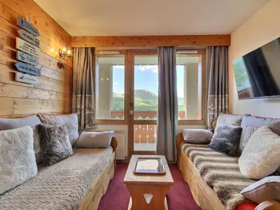 Coin salon dans l'établissement Appartement cosy pour 5, vue montagne, wifi inclus - FR-1-455-257