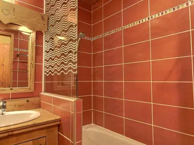 Salle de bains dans l'établissement Appartement cosy pour 5, vue montagne, wifi inclus - FR-1-455-257