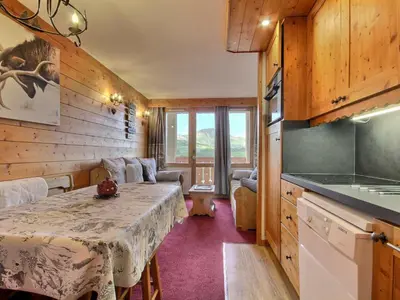 Cuisine ou kitchenette dans l'établissement Appartement cosy pour 5, vue montagne, wifi inclus - FR-1-455-257