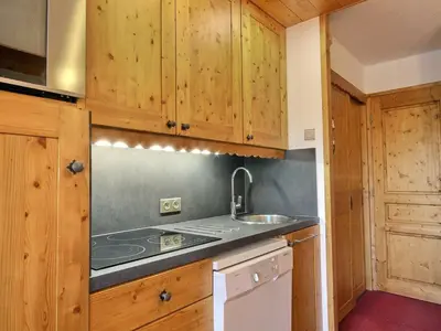Cuisine ou kitchenette dans l'établissement Appartement cosy pour 5, vue montagne, wifi inclus - FR-1-455-257