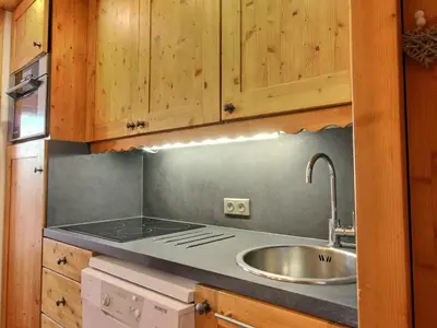 Cuisine ou kitchenette dans l'établissement Appartement cosy pour 5, vue montagne, wifi inclus - FR-1-455-257