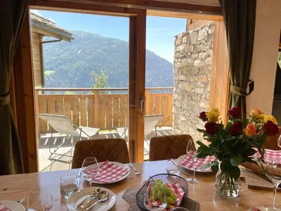 Vue générale sur la montagne ou vue sur la montagne depuis le chalet