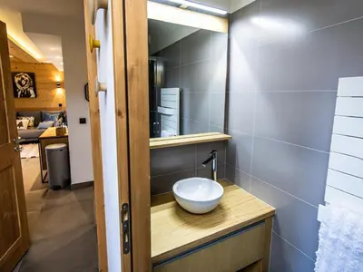 Cuisine ou kitchenette dans l'établissement Appartement standing calme avec terrasse et espace bien-être - FR-1-346-577
