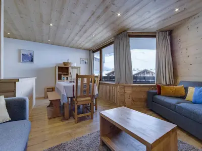 Coin salon dans l'établissement Appartement rénové 2 pièces, proche pistes, balcon - FR-1-502-575