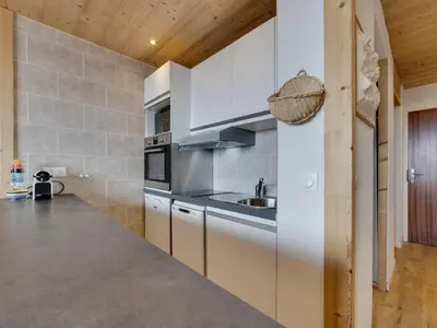 Cuisine ou kitchenette dans l'établissement Appartement rénové 2 pièces, proche pistes, balcon - FR-1-502-575