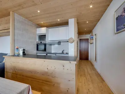 Cuisine ou kitchenette dans l'établissement Appartement rénové 2 pièces, proche pistes, balcon - FR-1-502-575