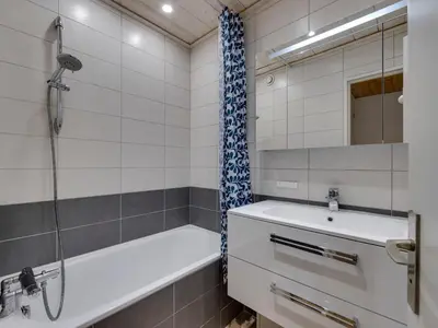 Salle de bains dans l'établissement Appartement rénové 2 pièces, proche pistes, balcon - FR-1-502-575