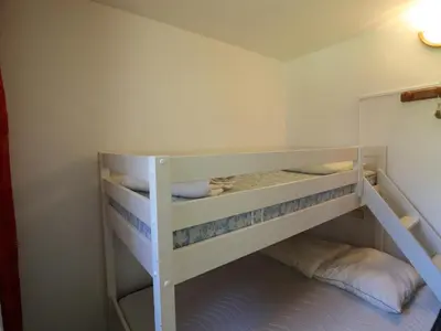 Un ou plusieurs lits dans un hébergement de l'établissement Studio cabine au pied des pistes à Tignes avec balcon - FR-1-502-580