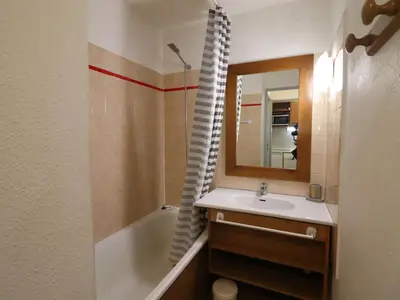 Salle de bains dans l'établissement Studio cabine au pied des pistes à Tignes avec balcon - FR-1-502-580