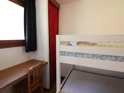 Un ou plusieurs lits dans un hébergement de l'établissement Studio cabine au pied des pistes à Tignes avec balcon - FR-1-502-580