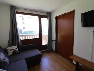 Télévision ou salle de divertissement dans l'établissement Studio cabine au pied des pistes à Tignes avec balcon - FR-1-502-580