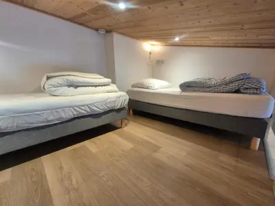 Un ou plusieurs lits dans un hébergement de l'établissement Studio rénové avec mezzanine et wifi, au pied des pistes avec balcon - FR-1-502-582
