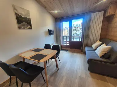 Coin salon dans l'établissement Studio rénové avec mezzanine et wifi, au pied des pistes avec balcon - FR-1-502-582