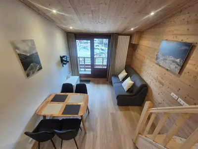 Coin salon dans l'établissement Studio rénové avec mezzanine et wifi, au pied des pistes avec balcon - FR-1-502-582