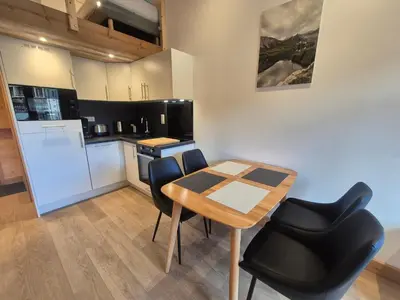 Cuisine ou kitchenette dans l'établissement Studio rénové avec mezzanine et wifi, au pied des pistes avec balcon - FR-1-502-582
