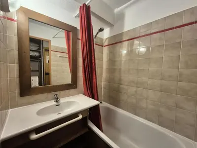 Salle de bains dans l'établissement Résidence Hameau Du Borsat 1& 2 - Studio spacieux · Pied des Pistes · Balcon MAE-2751