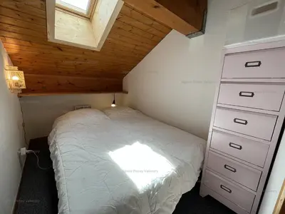 Un ou plusieurs lits dans un hébergement de l'établissement Appartement duplex 45m², 3 pièces, 8 pers, balcon, près des pistes, animaux admis - FR-1-757-117