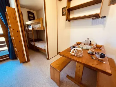 Un ou plusieurs lits dans un hébergement de l'établissement Studio pour 4 avec balcon, proche pistes, animaux admis à Vallandry - FR-1-757-119