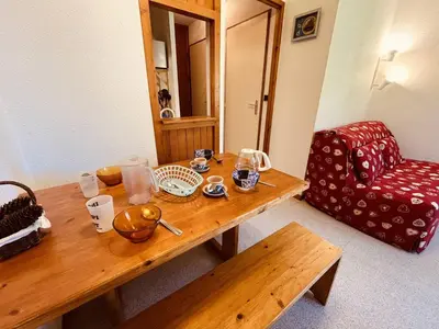 Coin salon dans l'établissement Studio pour 4 avec balcon, proche pistes, animaux admis à Vallandry - FR-1-757-119