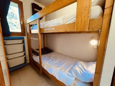 Un ou plusieurs lits superposés dans un hébergement de l'établissement Studio pour 4 avec balcon, proche pistes, animaux admis à Vallandry - FR-1-757-119