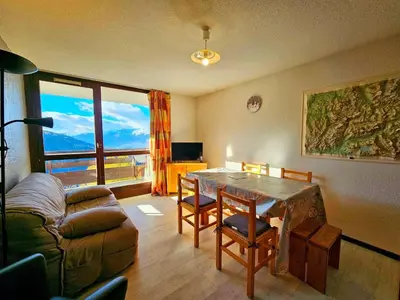 Télévision ou salle de divertissement dans l'établissement Charmant T3, accès pistes, balcon et TV, Plan Peisey - FR-1-757-122