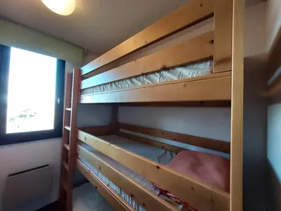 Un ou plusieurs lits superposés dans un hébergement de l'établissement Charmant T3, accès pistes, balcon et TV, Plan Peisey - FR-1-757-122