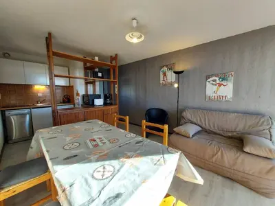 Cuisine ou kitchenette dans l'établissement Charmant T3, accès pistes, balcon et TV, Plan Peisey - FR-1-757-122