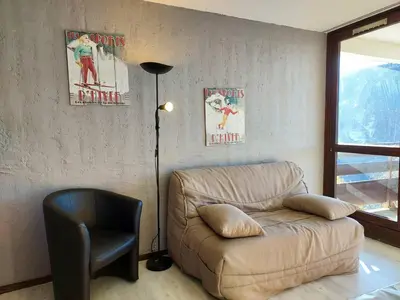 Coin salon dans l'établissement Charmant T3, accès pistes, balcon et TV, Plan Peisey - FR-1-757-122