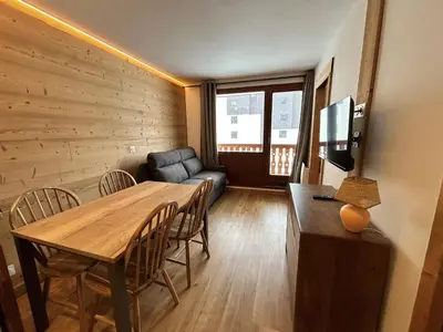 Télévision ou salle de divertissement dans l'établissement Studio cabine rénové 4 pers, pied des pistes, balcon sud - FR-1-502-579