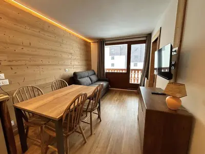 Télévision ou salle de divertissement dans l'établissement Studio cabine rénové 4 pers, pied des pistes, balcon sud - FR-1-502-579