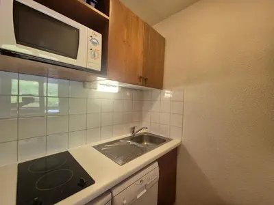Cuisine ou kitchenette dans l'établissement Studio 4 pers. - Ski aux pieds avec balcon - FR-1-502-576