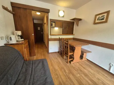 Cuisine ou kitchenette dans l'établissement Studio 4 pers. - Ski aux pieds avec balcon - FR-1-502-576