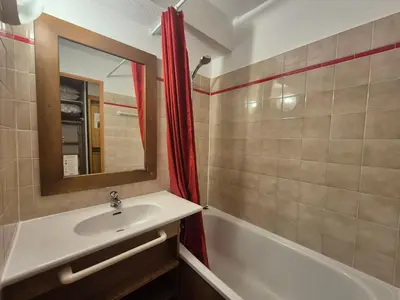 Salle de bains dans l'établissement Studio 4 pers. - Ski aux pieds avec balcon - FR-1-502-576
