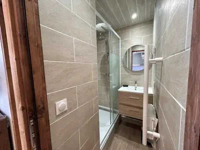 Salle de bains dans l'établissement Studio cabine rénové au pied des pistes avec balcon à Tignes - FR-1-502-577