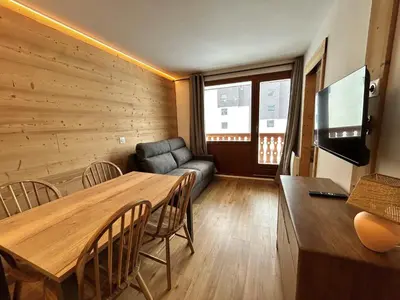 Télévision ou salle de divertissement dans l'établissement Studio cabine rénové au pied des pistes avec balcon à Tignes - FR-1-502-577