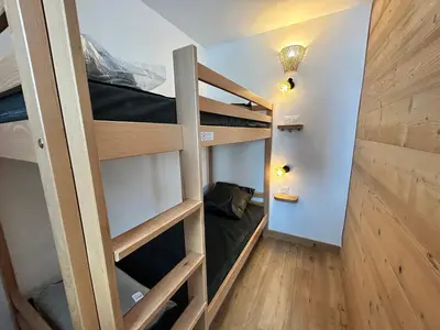 Un ou plusieurs lits superposés dans un hébergement de l'établissement Studio cabine rénové 4 pers au pied des pistes avec balcon - Tignes Val Claret - FR-1-502-578