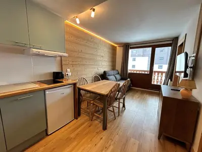 Cuisine ou kitchenette dans l'établissement Studio cabine rénové 4 pers au pied des pistes avec balcon - Tignes Val Claret - FR-1-502-578