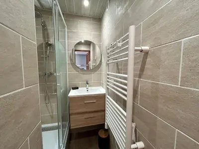 Salle de bains dans l'établissement Studio cabine rénové 4 pers au pied des pistes avec balcon - Tignes Val Claret - FR-1-502-578