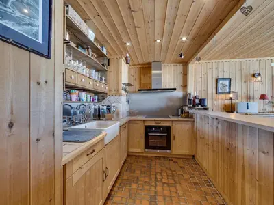 Cuisine ou kitchenette dans l'établissement Spacieux Appartement 6 Pers · Balcon · Wifi à Tignes Le Lac - FR-1-502-583