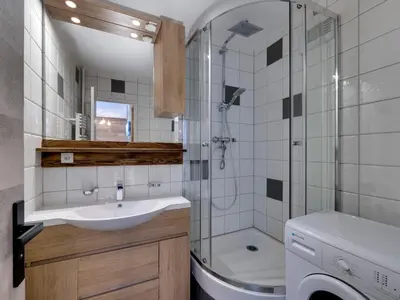 Salle de bains dans l'établissement Appartement rénové 2 pièces au pied des pistes - Animaux admis - FR-1-502-584
