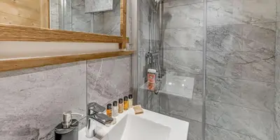Salle de bains dans l'établissement Chalet L'etoile D'argent - Chalets pour 6 Personnes MAE-0361