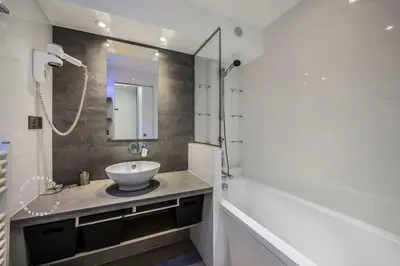 Salle de bains dans l'établissement Appartement Val d Isère Centre 4 pièces parking 8 personnes 5min à pied du front de neige