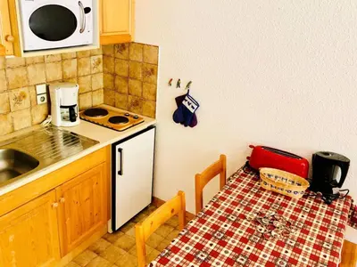Cuisine ou kitchenette dans l'établissement Résidence Val Coeur Bat A - Appartement 2 pièces 4 personnes agréablement situé à Val d'Isère à 350m du centre du village et à 300m des pistes MAE-3284