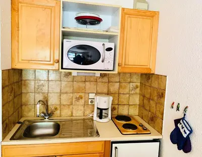 Cuisine ou kitchenette dans l'établissement Résidence Val Coeur Bat A - Appartement 2 pièces 4 personnes agréablement situé à Val d'Isère à 350m du centre du village et à 300m des pistes MAE-3284