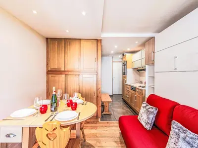 Cuisine ou kitchenette dans l'établissement Studio Le Pramecou - Val Claret-16 by Interhome