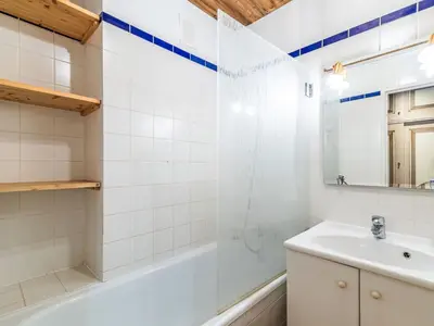 Salle de bains dans l'établissement Apartment Les Hauts du Val Claret - Val Claret-26 by Interhome