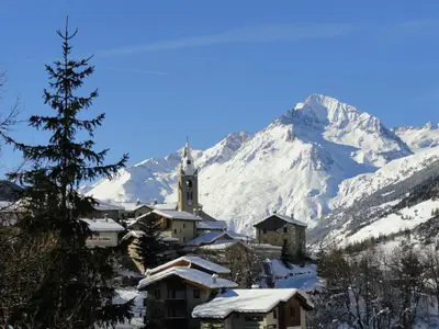 Vue générale sur la montagne ou vue sur la montagne depuis le village vacances