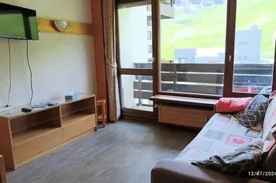 Télévision ou salle de divertissement dans l'établissement Joli appartement situé à l'entrée du Val Claret